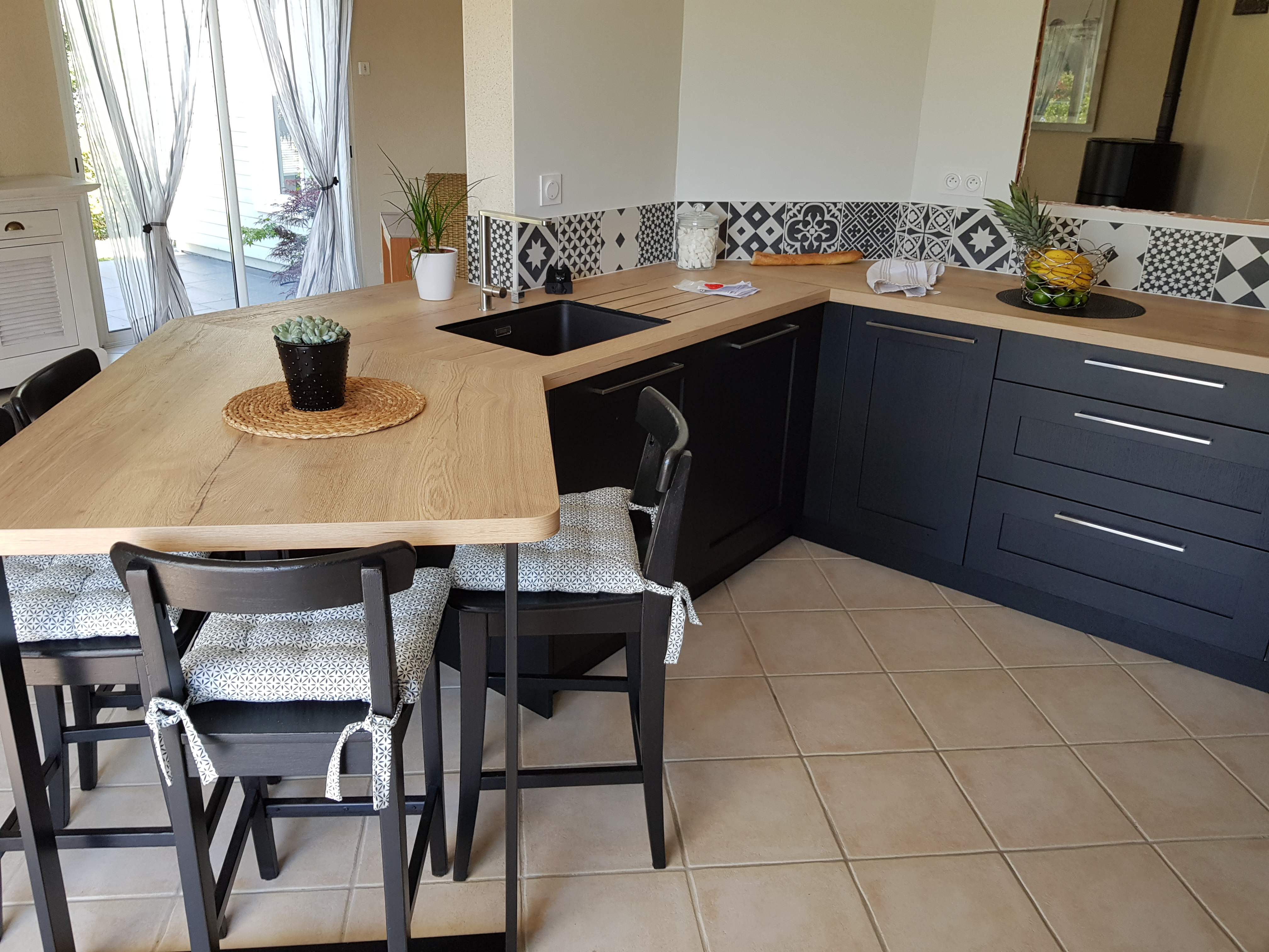 Cuisine sur mesure avec îlot bar et espace repas intégré en Vendée.