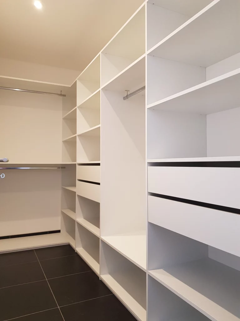 Dressing sur mesure - Luc Rautureau, menuisier agenceur (85) Dressing sur mesure avec de nombreux rangements. Module et tiroirs blanc qui donne beaucoup de lumière à la pièce.