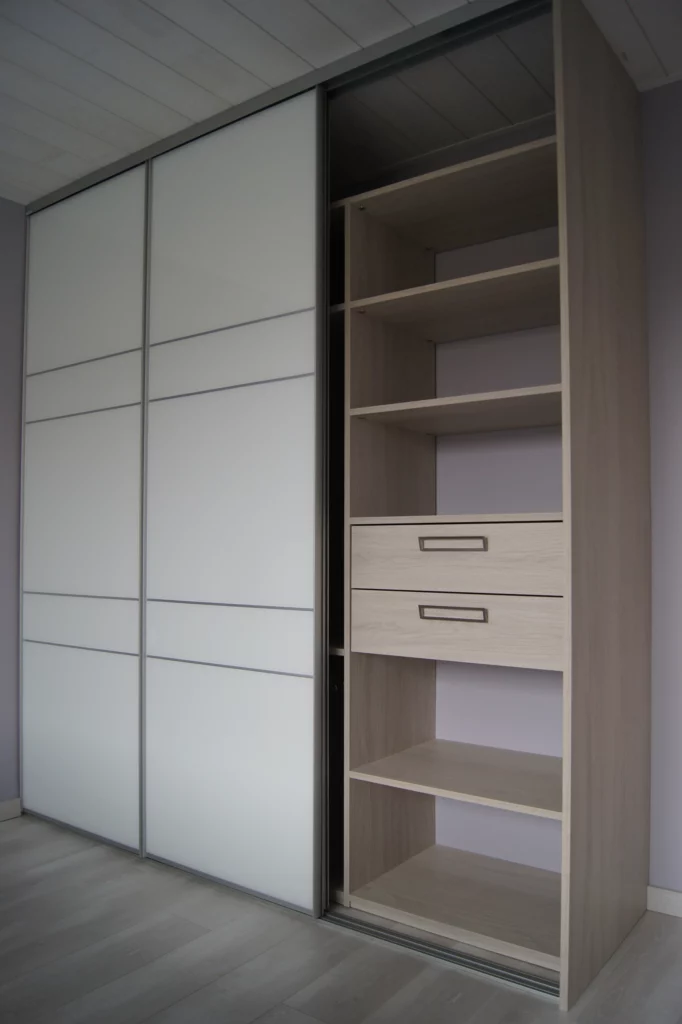 Dressing chambre - Luc Rautureau (85) Dressing placard pour une chambre. Il est composé de trois parties chacun accessible grâce aux portes coulissantes blanches.