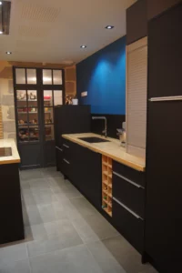Cuisine équipée d'un grand plan de travail et beaucoup de rangements pour une cuisine familiale.