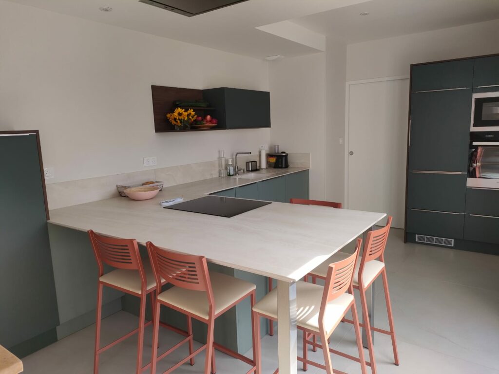 Cuisine moderne - Luc Rautureau Cuisine moderne avec un plan de travail en bois clair, les portes de placard sont de couleurs vertes très tendance. Ilot dans la continuité du plan de travail